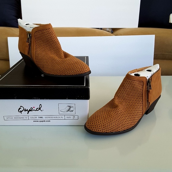 6.5 Cognac distressed perforated low heel bootie - Picture 4 of 8